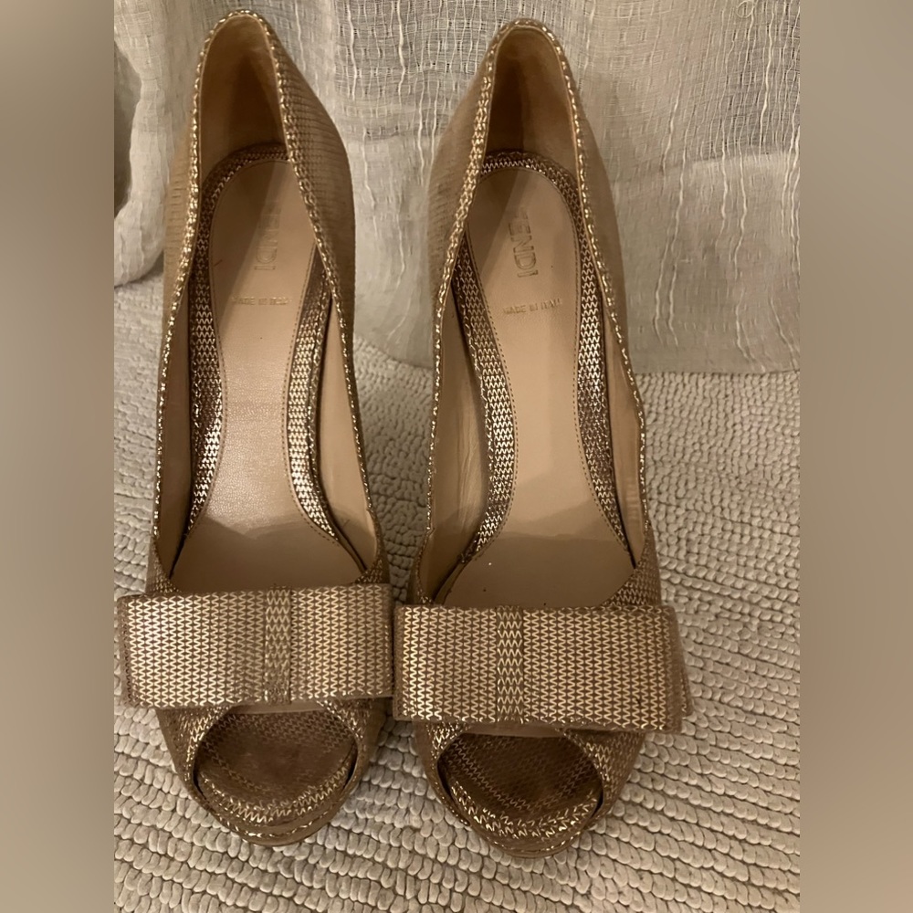 Fendi golden pumps with some platform